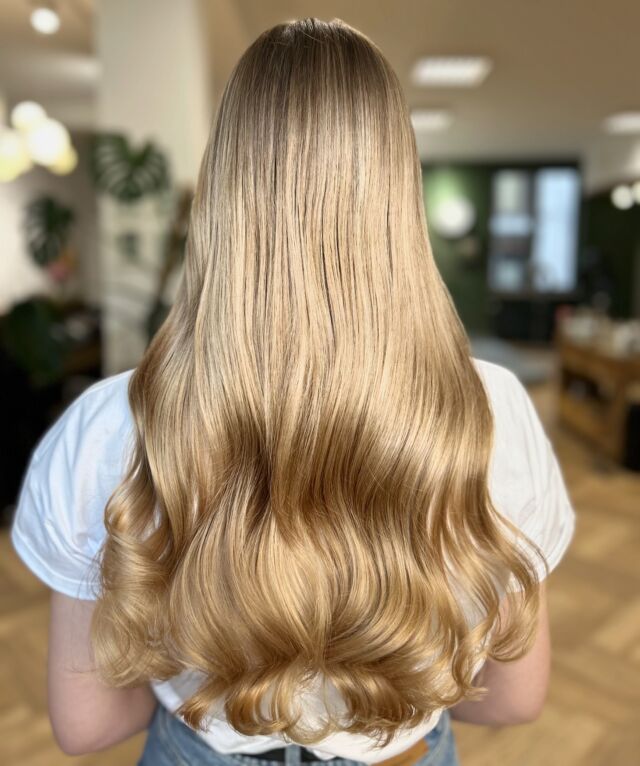 Koloryzacja włosów autorstwa Mileny ✨ @_milena_ciepielewska_ 
#blondwłosy #koloryzacjadavines